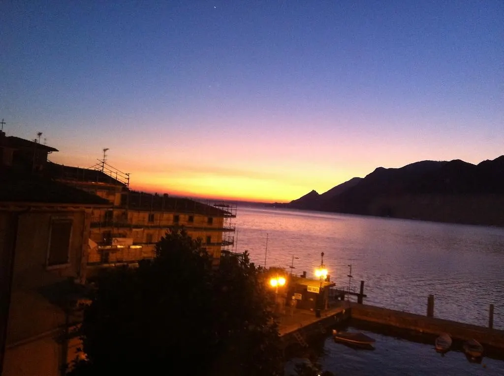 Charmante Apartament Lake Front Μαλτσεζίνε